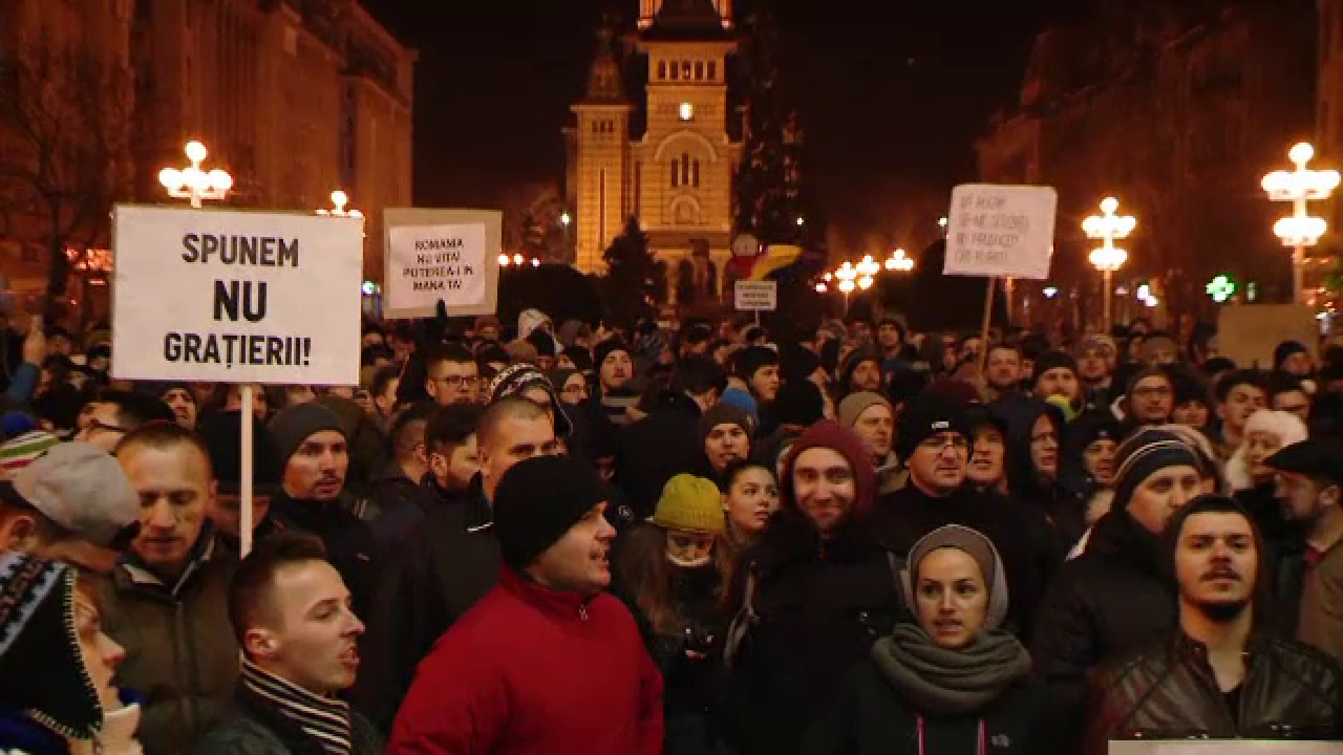 12.000 de persoane la Cluj, 5.000 in Sibiu, 1.500 in Iasi. Oamenii au criticat decizia luata "pe ascuns" de Guvern