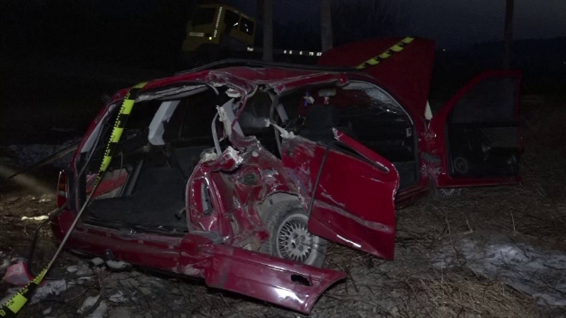 Masina lovita in plin de tren, in Alba. O pasagera a ramas incarcerata si e in stare grava, dupa ce soferul nu s-a asigurat