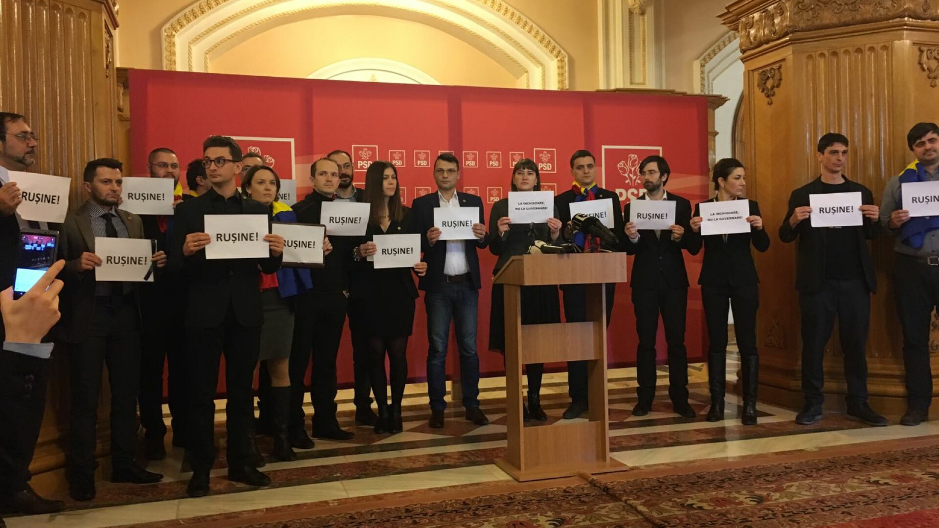 Ministrul Justitiei nu a raspuns la intrebari si a respins criticile CSM. "Oportunitatea e a mea, pe oportunitate am dat OUG"