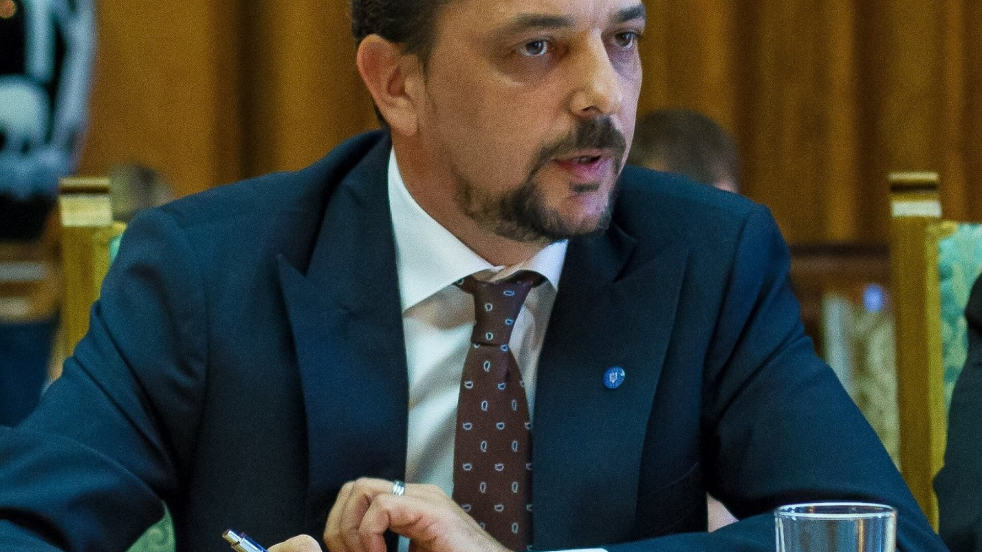 Un secretar de stat a demisionat din Guvern in urma ordonantei care modifica codurile penale si anunta ca va iesi in strada