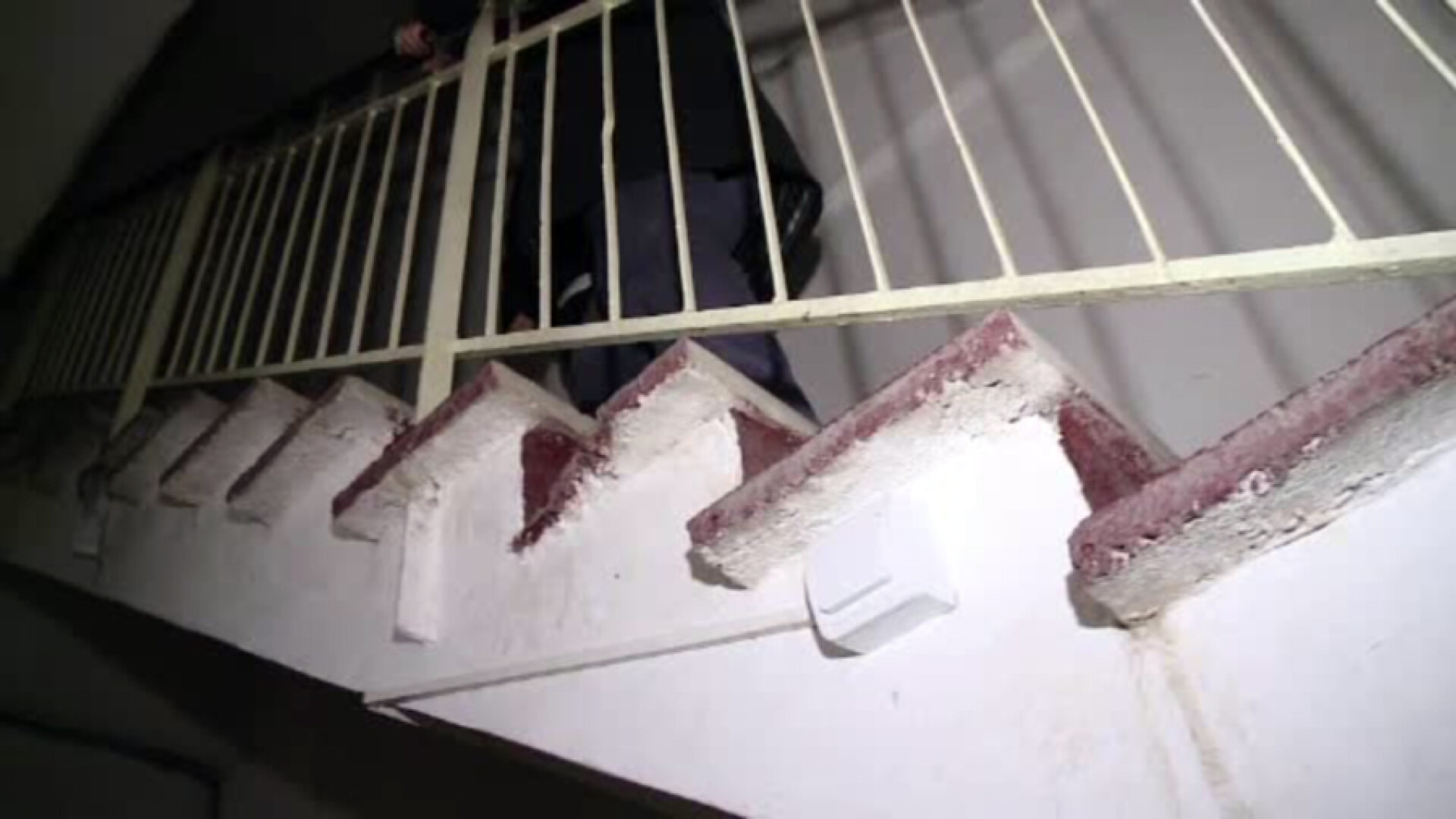 O femeie din Bacau a ajuns la spital dupa ce a fost atacata de fostul sot. Barbatul a urmarit-o mai multe zile