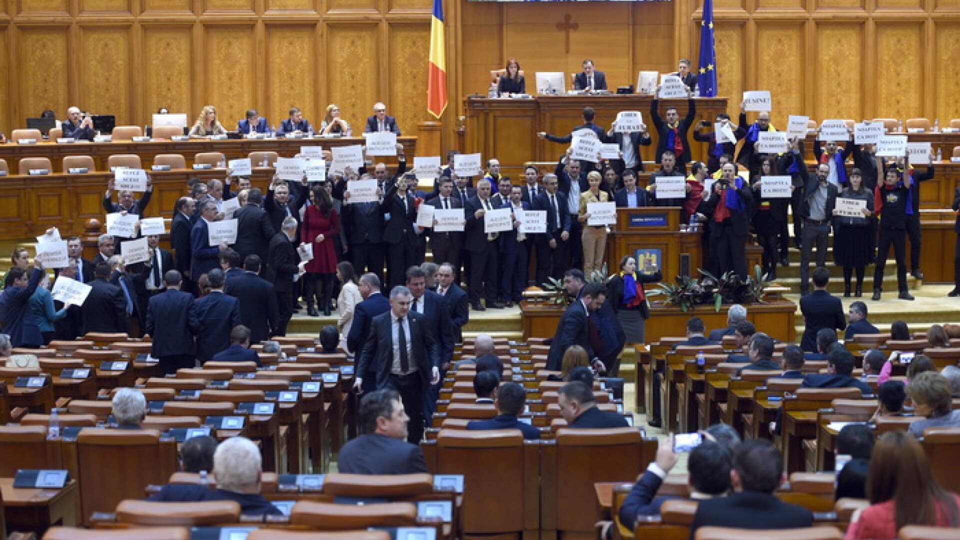 Motiunea de cenzura a fost citita de PNL in plenul reunit. Cand va avea loc votul in Parlament