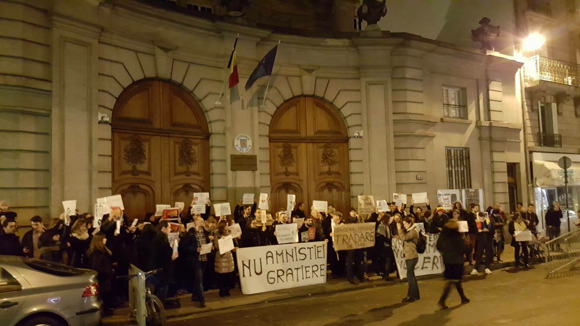 Sute de persoane s-au strans in strada in Paris si Londra pentru a protesta. FOTO si VIDEO