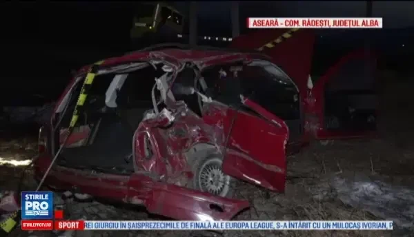 Masina lovita in plin de tren, in Alba. O pasagera a ramas incarcerata si e in stare grava, dupa ce soferul nu s-a asigurat