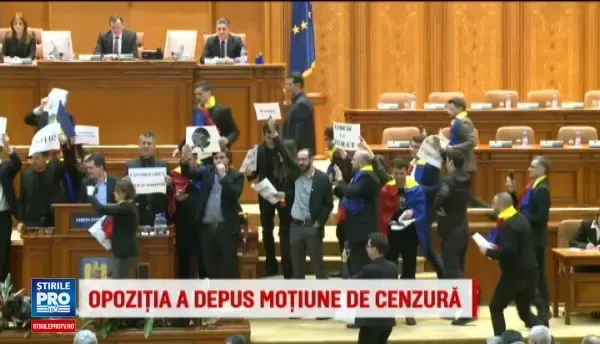 Proteste USR si PNL in Parlament: au facut zid in fata prezidiului Camerei Deputatilor si au batut cu pumnii in banci. VIDEO
