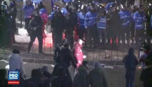 Violente in fata Guvernului. Jandarmii au folosit gaze lacrimogene dupa ce cativa protestatarii au aruncat in ei cu torte