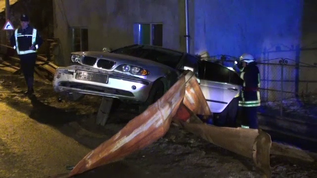Un sofer de 19 ani a ajuns la spital, dupa ce a intrat cu masina intr-un parapet. Ce s-a intamplat la cativa metri de vehicul