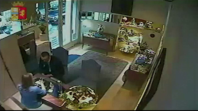 Jaf la un magazin de bijuterii din Italia. Metoda prin care doi cetateni sarbi au pacalit-o pe vanzatoare sa deschida seiful