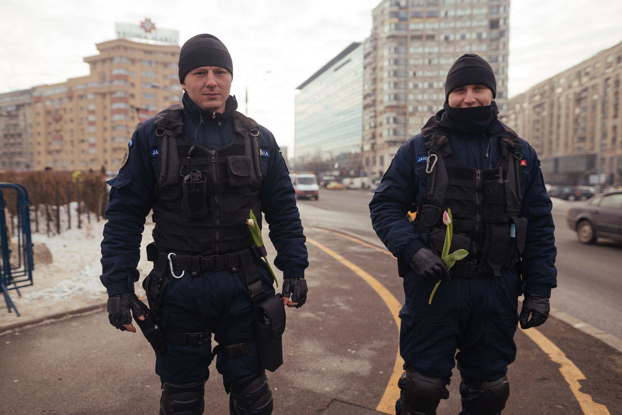 Gestul de multumire facut de un protestatar fata de jandarmii din Piata Victoriei. "Gata, asta e bastonul meu"