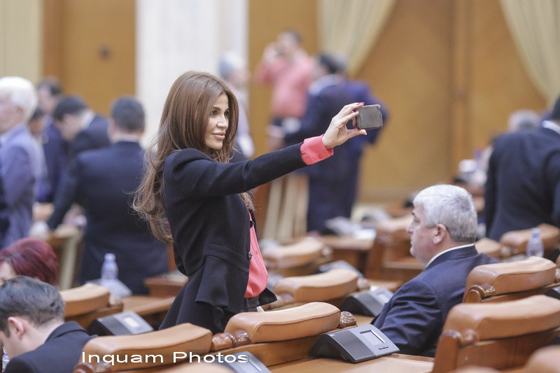Andreea Cosma i-a răspuns deputatului care a întrebat dacă procurorul Negulescu ”a paradit-o”