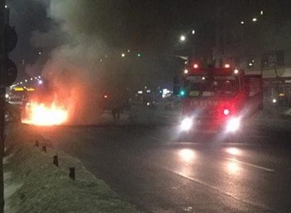 O masina a luat foc intre Piata Romana si Universitate. Politistii au retinut un barbat. FOTO