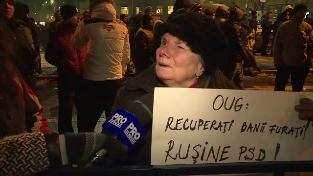 A treia zi de proteste in Bucuresti: 80.000 de oameni au scandat in fata Guvernului. Jandarmii au primit flori si ceai