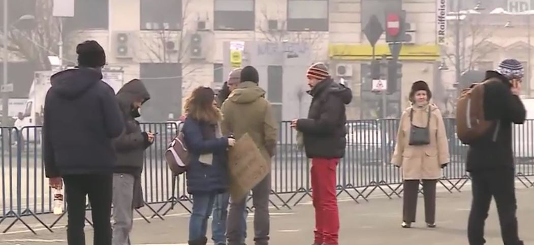 A patra zi de proteste. Peste 100.000 de oameni au fost in Piata Victoriei. La ora 22.00, oamenii au cantat Imnul