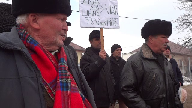 Protest intr-o comuna din Bacau, unde oamenii au fost lasati fara apa de 2 saptamani. Situatia disperata a batranilor