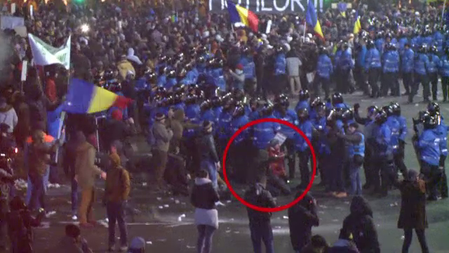Povestea tinerilor care au incercat sa-i impiedice pe huligani la protestele din Piata Victoriei. "Ne-am asezat in genunchi"