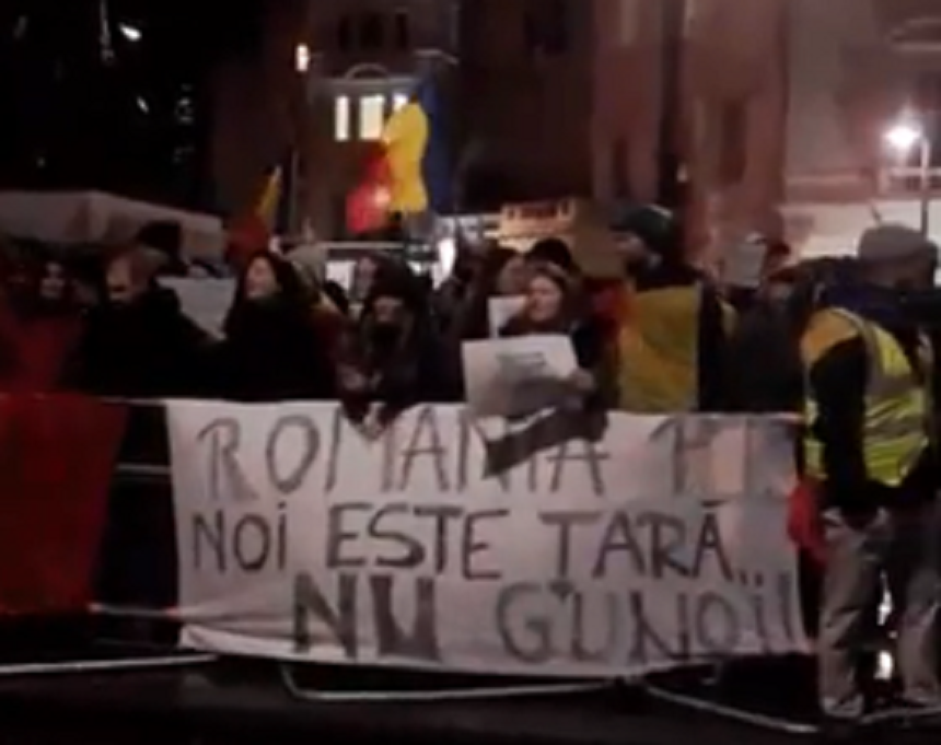 Romanii s-au strans pentru a treia seara consecutiv in fata Ambasadei din Londra: "Romania pentru noi este tara nu gunoi"