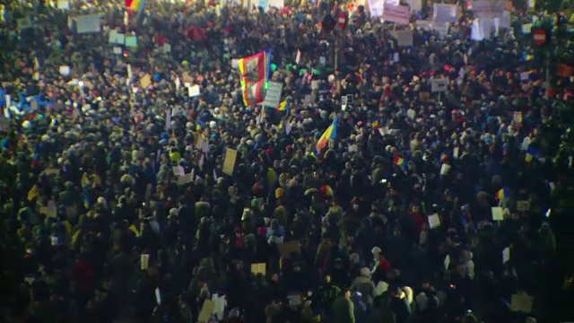 Suporter al echipei Otelul Galati retinut dupa ce a aruncat cu gheata in protestatari