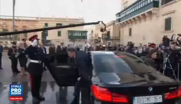 Iohannis si Merkel se intalnesc la Consiliul European. Romanii mei sunt in strada si am incredere in ei