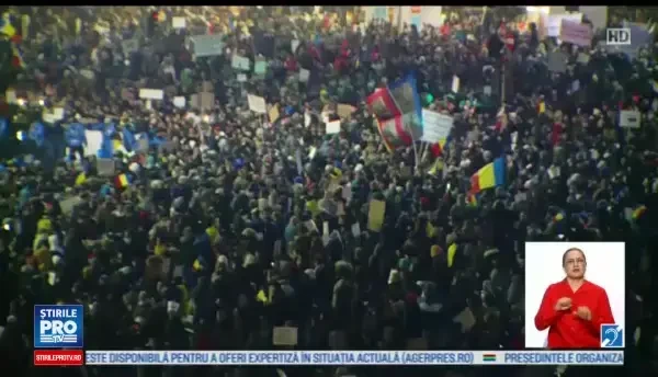 A treia zi de proteste in Bucuresti: 80.000 de oameni au scandat in fata Guvernului. Jandarmii au primit flori si ceai