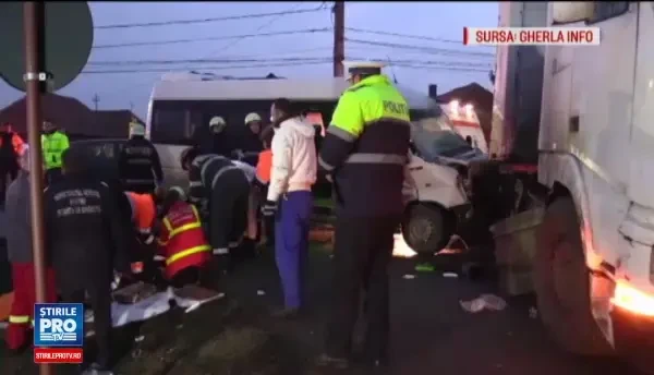 16 persoane transportate la spital, dupa un accident in Cluj. Martor: Maini rupte, picioare rupte