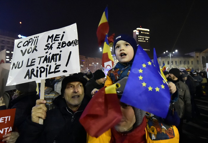 100.000 de oameni au manifestat pasnic, vineri, in Piata Victoriei: "PSD a transformat Romania intr-o tara de refugiati"