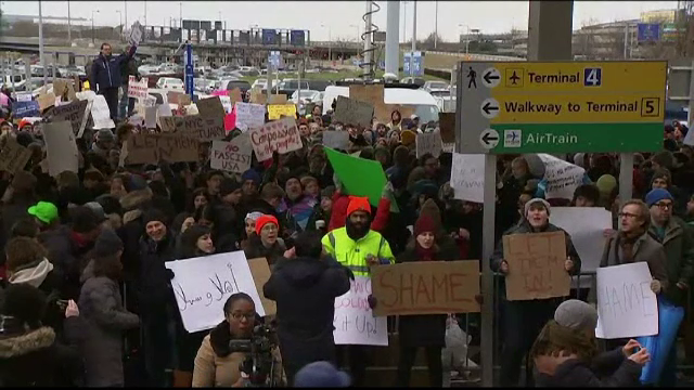 Un judecator federal a blocat temporar pe tot teritoriul SUA decretul lui Donald Trump impotriva imigratiei