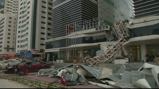 Panica in Dubai, dupa ce o macara doborata de vant s-a prabusit pe o strada aglomerata. Urmarile incidentului