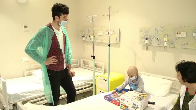 Tudor Chirila si Vama, in vizita la copiii bolnavi de cancer, in Timisoara. Sectia, renovata de Asociatia "Daruieste viata"