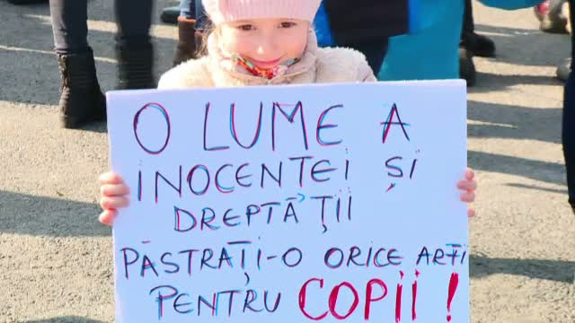 "Imi place tara mea si nu vreau sa ma mut". Peste 7000 de parinti si copii, in fata Guvernului pentru un viitor mai bun