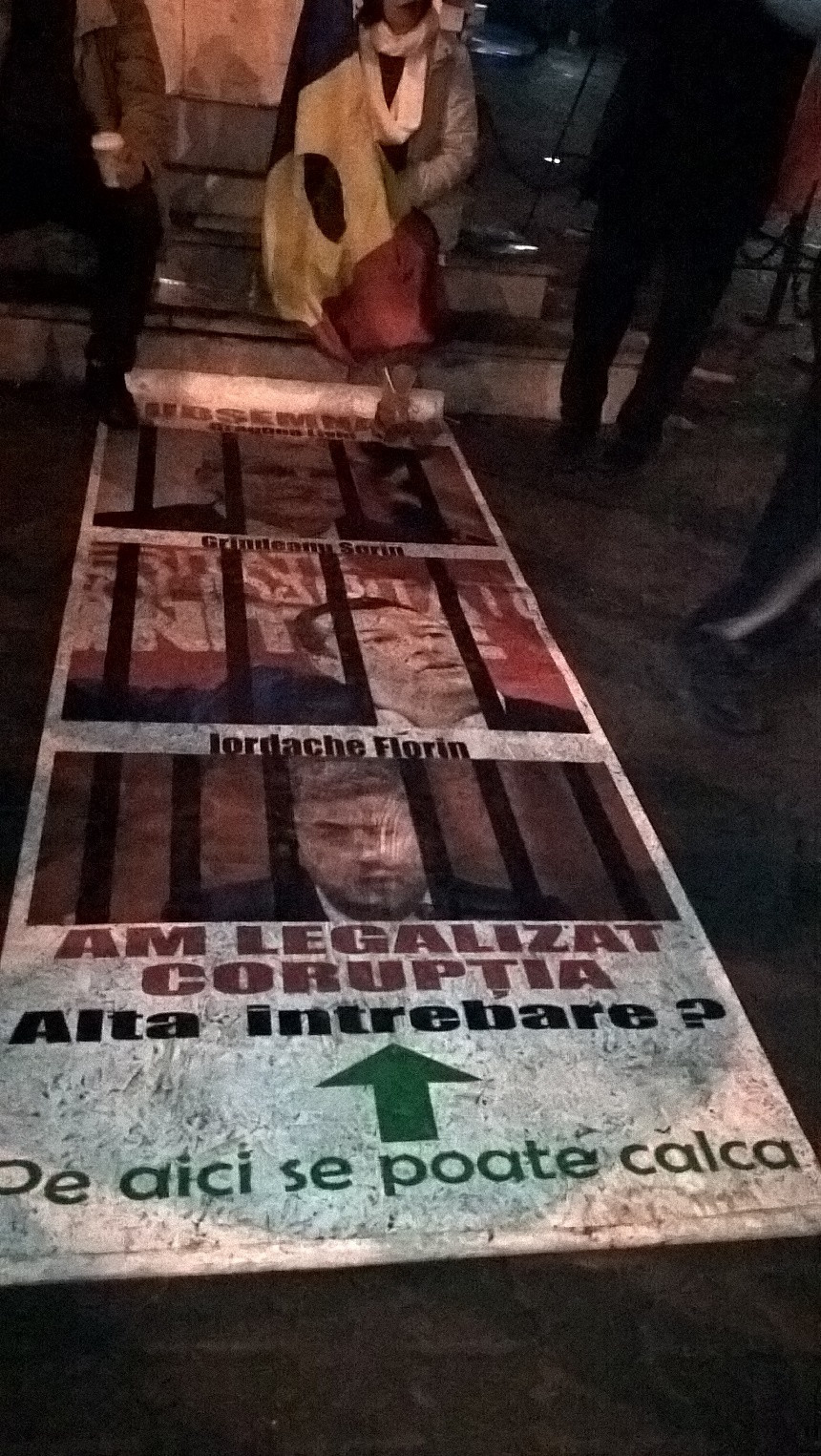 Banner cu chipurile lui Dragnea, Grindeanu si Iordache, intins in centrul Ploiestiului pentru a fi calcat