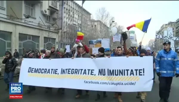 25.000 de oameni, majoritatea veniti in mars din Piata Victoriei, au format un lant uman in jurul Palatului Parlamentului