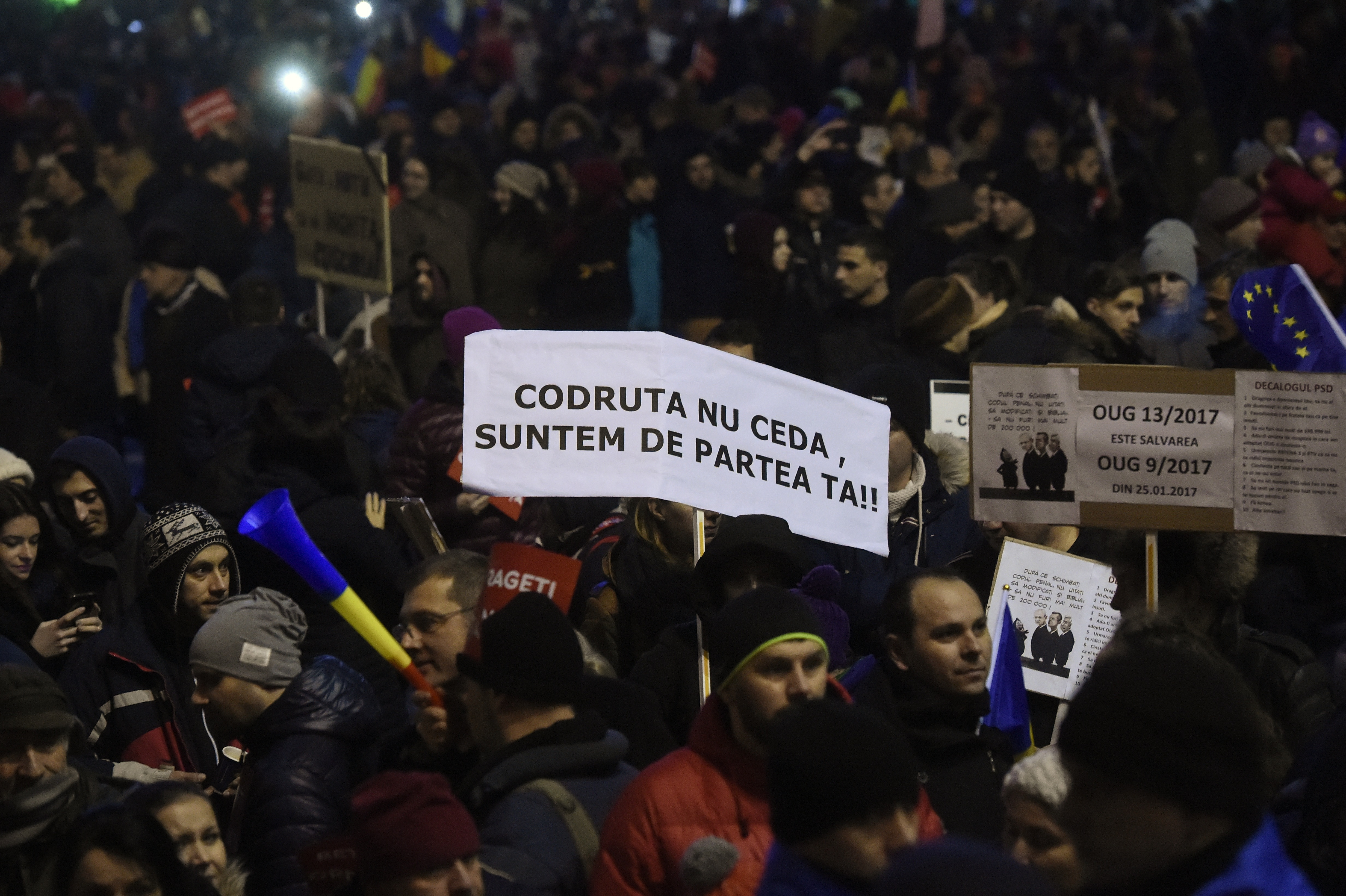 Presa internationala: Guvernul anunta ca va abroga ordonanta dupa cinci zile de proteste. Ce scriu BBC si Reuters