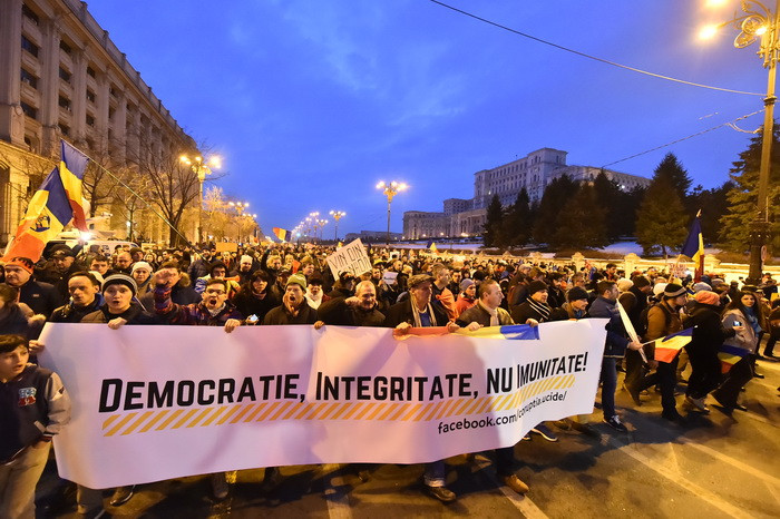 Un patron din Ploiesti a anuntat ca face bannere gratuit pentru proteste. Ce s-a intamplat dupa ce a pus anuntul pe Facebook