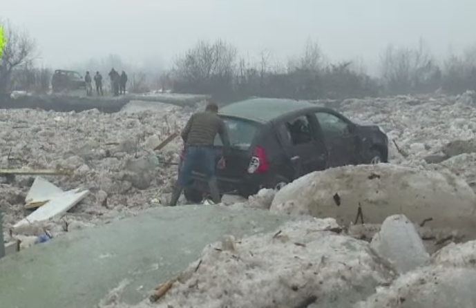 Incalzirea vremii a provocat inundatii in mai multe judete din Nord. Pompierii au detonat sloiurile de gheata de pe rauri