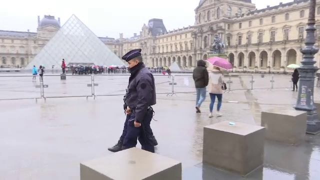 Alerta de securitate in Franta, in ziua alegerilor prezidentiale. Esplanada din fata Muzeului Luvru, evacuata. VIDEO