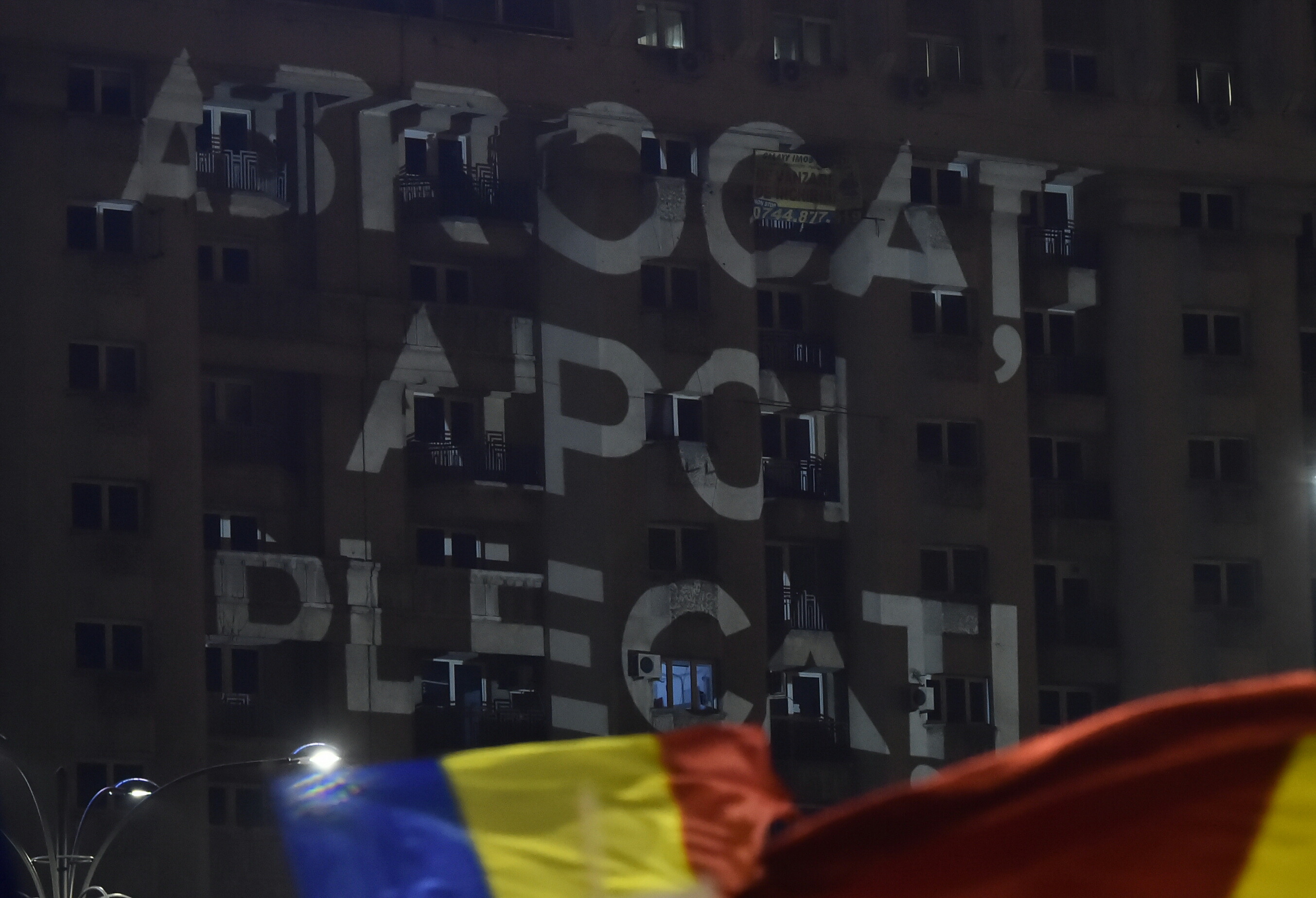 Cine sunt tinerii care au proiectat mesajele luminoase pe blocul turn din Piata Victoriei, in timpul protestelor