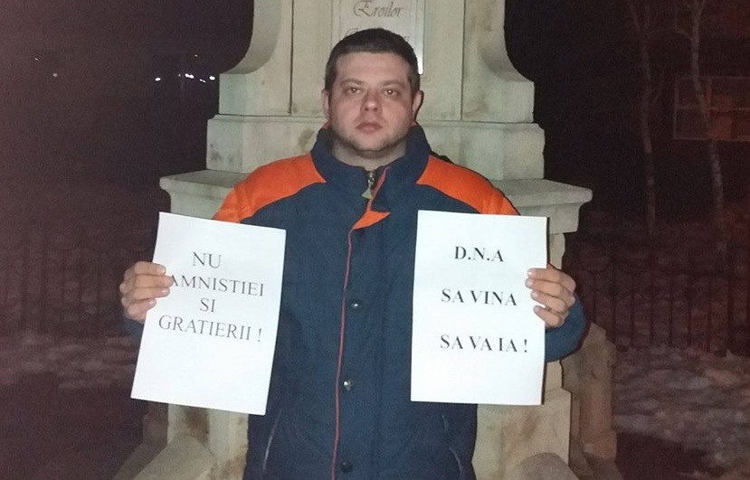 Imaginea care a facut inconjurul internetului. Tanarul care a protestat singur zile la rand in fata Primariei Odobesti