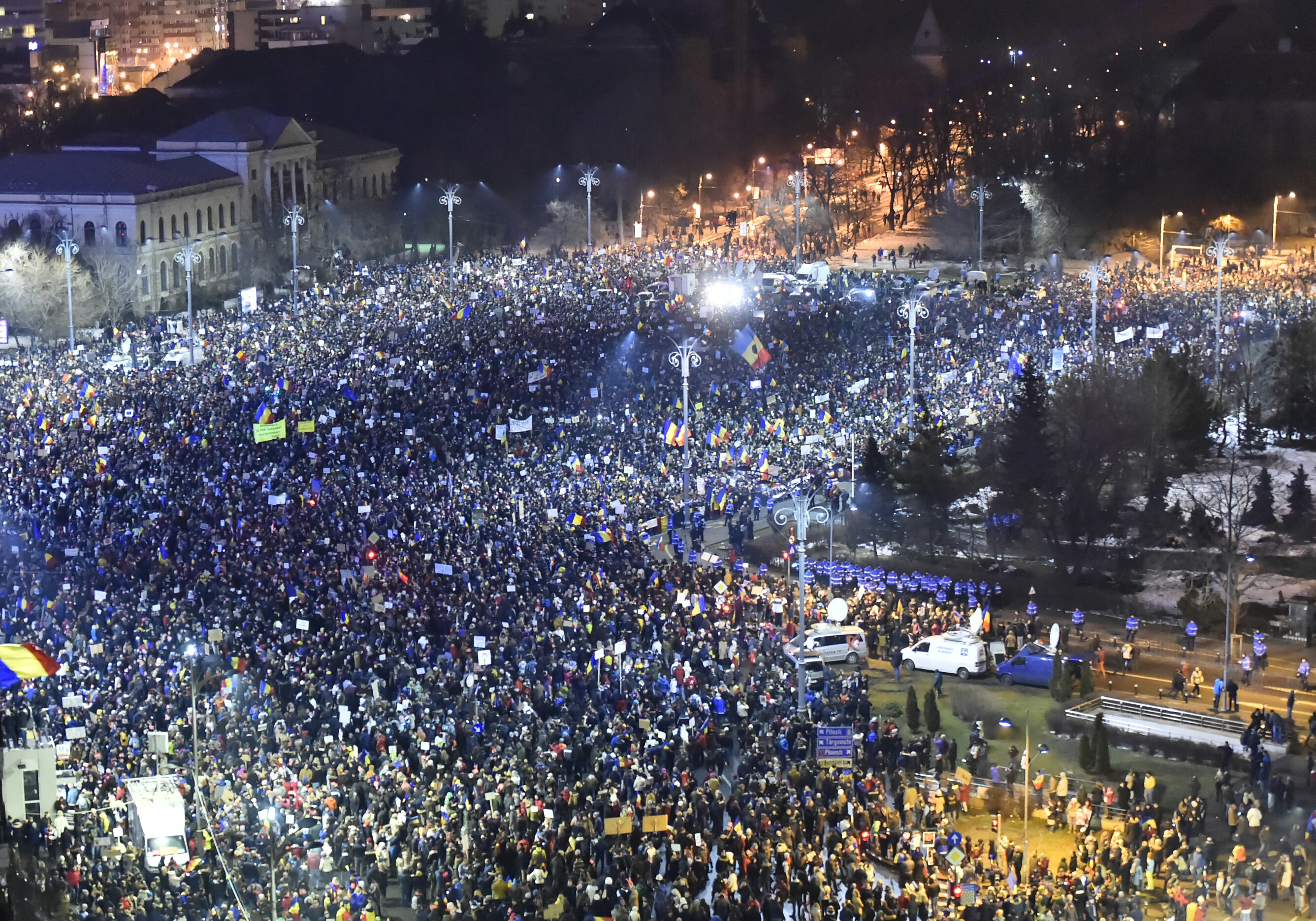 AFP: Pasul inapoi al Guvernului nu calmeaza furia in Romania: "Noi nu credem"