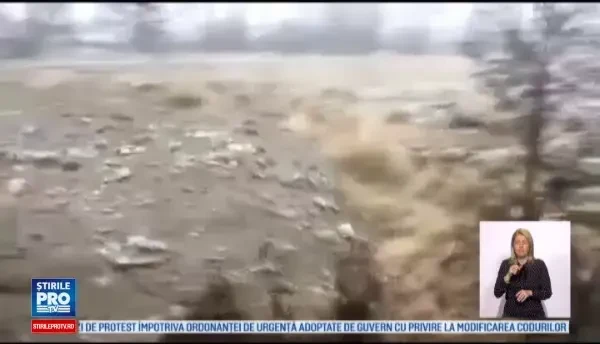 Incalzirea vremii a provocat inundatii in mai multe judete din Nord. Pompierii au detonat sloiurile de gheata de pe rauri