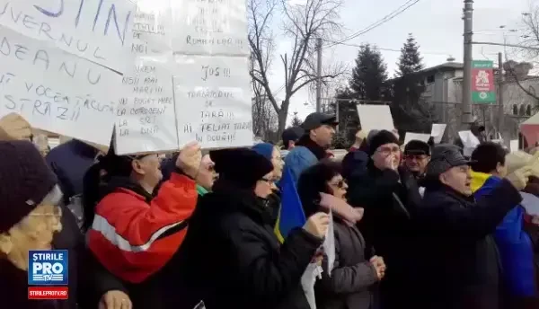 IMAGINI de la contra-manifestatia de la Palatul Controceni. Aproximativ 150 de oameni scandeaza impotriva lui Klaus Iohannis