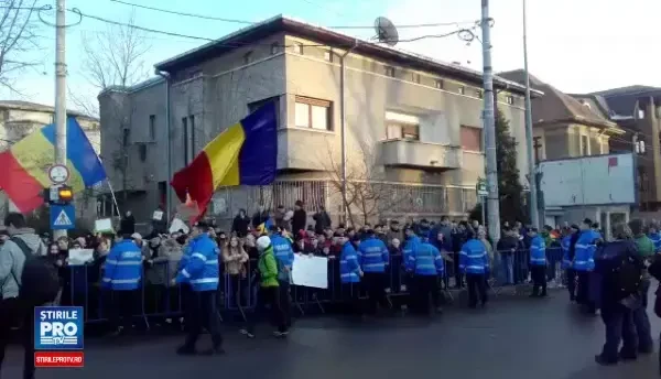 VIDEO de la contra-manifestatia de la Cotroceni. Sute de oameni, majoritatea persoane in varsta, protesteaza
