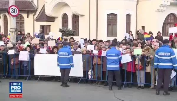 VIDEO de la contra-manifestatia de la Cotroceni. 2500 de oameni, majoritatea in varsta, protesteaza: Iohannis e un papusoi