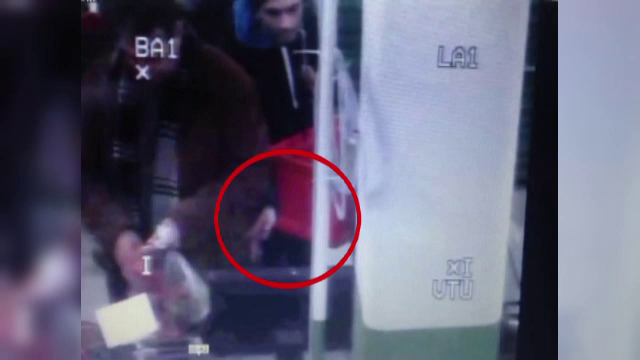 Barbat din Craiova filmat in timp ce fura un mobil din buzunarul unei persoane. Hotul, arestat preventiv