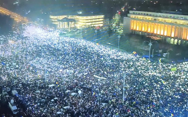 Moment istoric la protestele din Romania. 280.000 de romani oameni au luminat Piata Victoriei