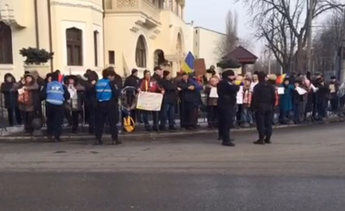A doua zi de proteste la Cotroceni. 2.500 de oameni au cerut demisia presedintelui si a sefei DNA: "Sa ne respecte votul"
