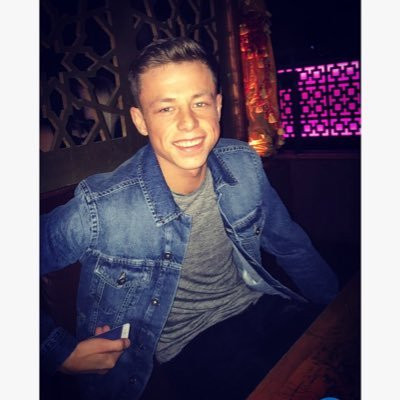 Dupa doua nopti de betie si-a sunat seful sa ii ceara o zi libera... duminica. Ce raspuns a primit un britanic de 20 de ani