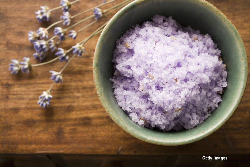 Iritatia severa suferita de o fetita de 10 ani, dupa ce a folosit sare de baie. Nici dupa o luna petele nu i-au trecut