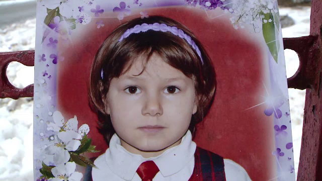 O fetita de 7 ani a murit intr-un incendiu, in casa parohiala. Copila a intrat sa puna lemne pe foc, iar centrala a explodat