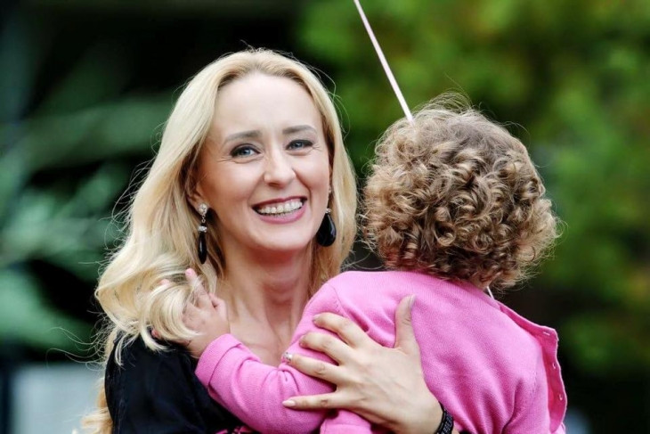 Mesajul postat de sotia premierului Sorin Grindeanu pe Facebook: "Ce tata si-ar dori sa isi stigmatizeze propriii copii?"