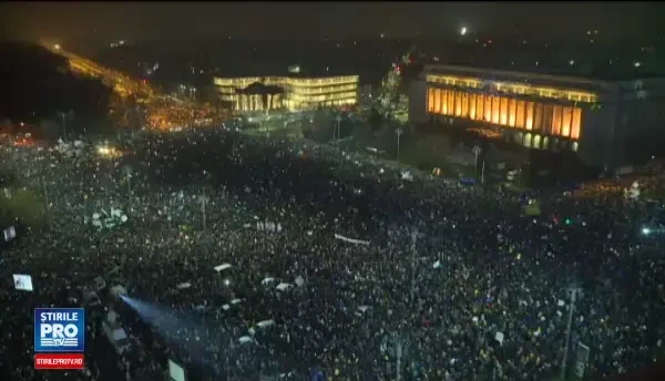 Piata Victoriei, luminata de lanternele telefoanelor